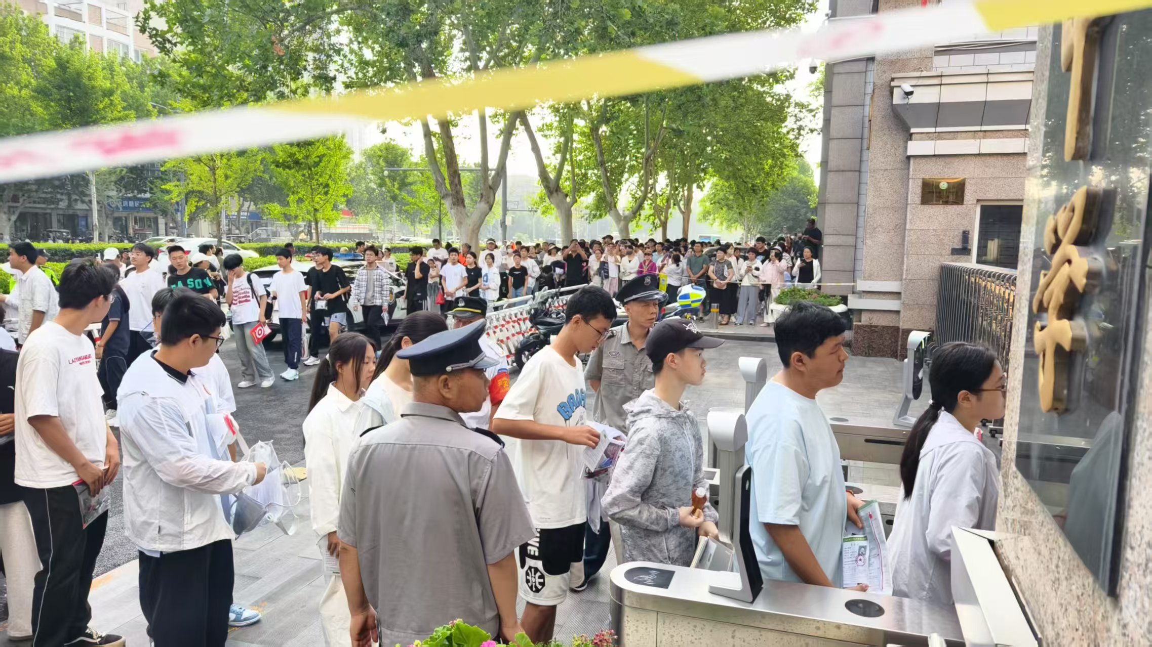 河南省2025年初中学业水平考试今日拉开帷幕，郑州市市区8.21万考生奔赴考场