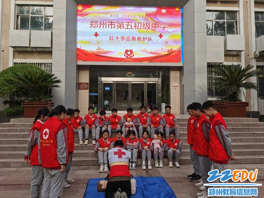 辅导老师进行心肺复苏操作示范 辅导老师进行心肺复苏操作示范