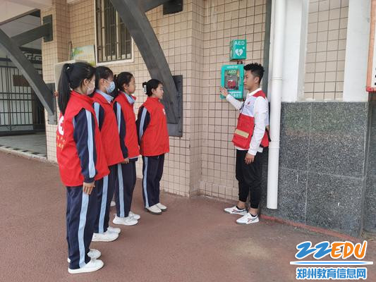 讲解老师向学生介绍我校AED的使用方法 讲解老师向学生介绍我校AED的使用方法