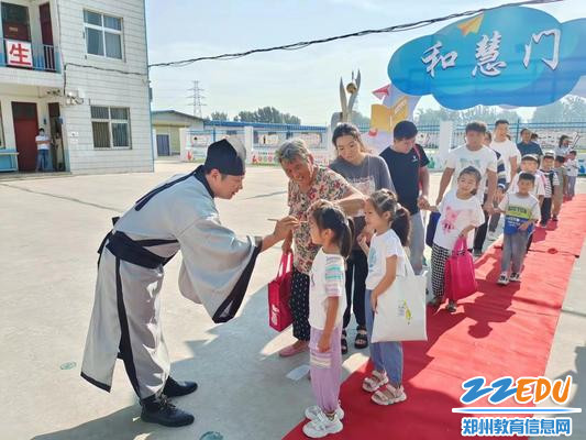 郑州航空港区福和希望小学老师为一年级新生点朱砂启智
