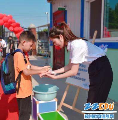 航空港区益智学校的老师们用“净手礼“迎接孩子们的到来。