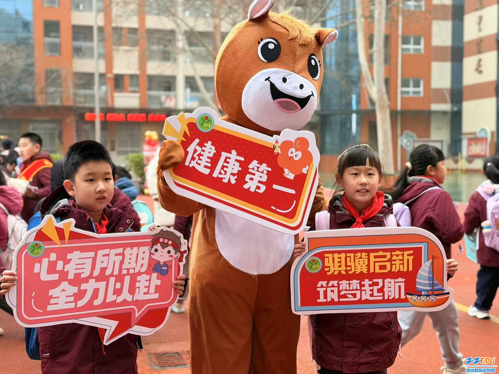 【图集】我们开学了！郑州学子在“诗意”与“科技范儿”中开启新学期